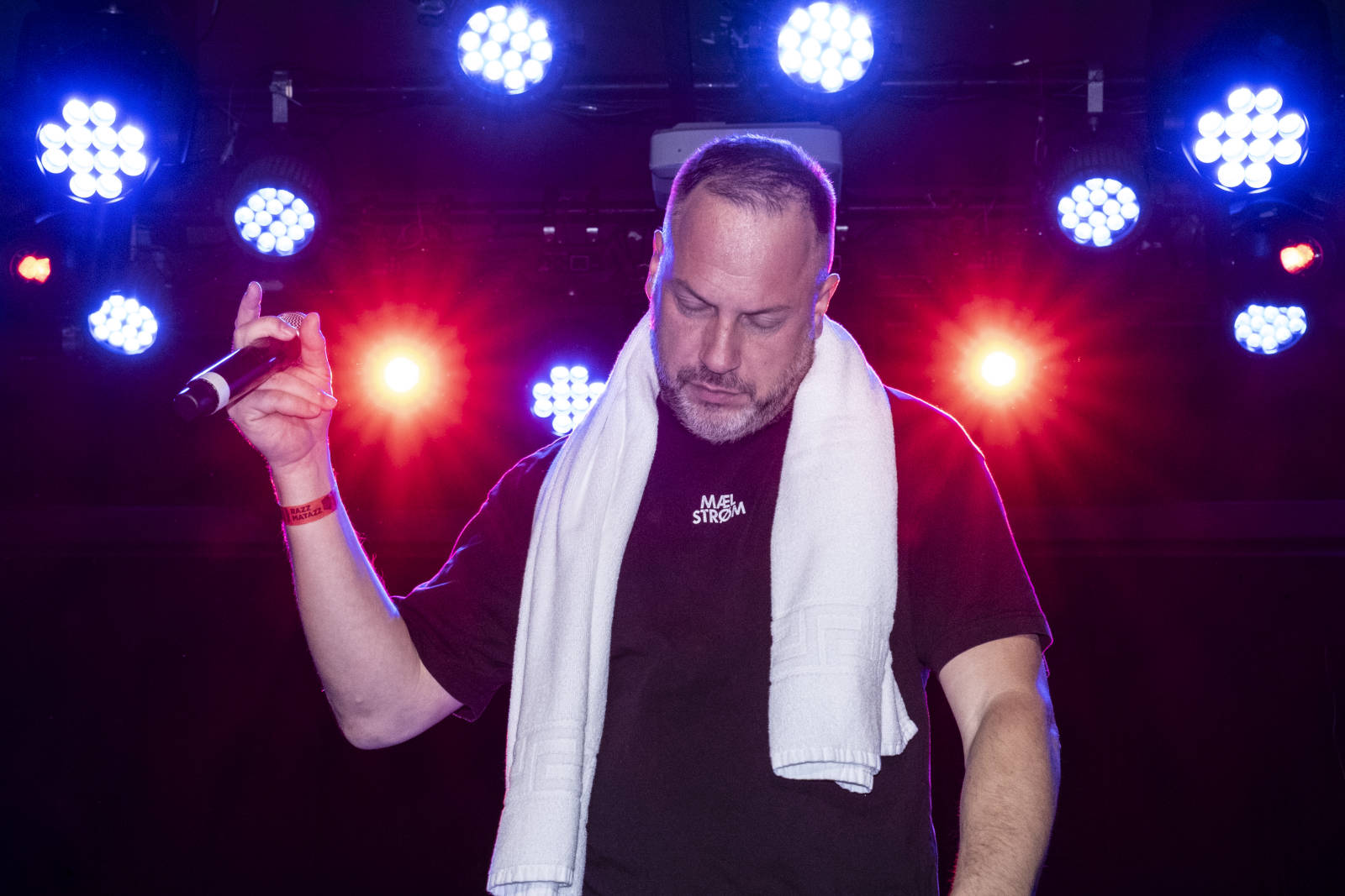 Fotografia live di concerto con luci sceniche